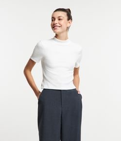 Blusa Texturizada com Gola Alta