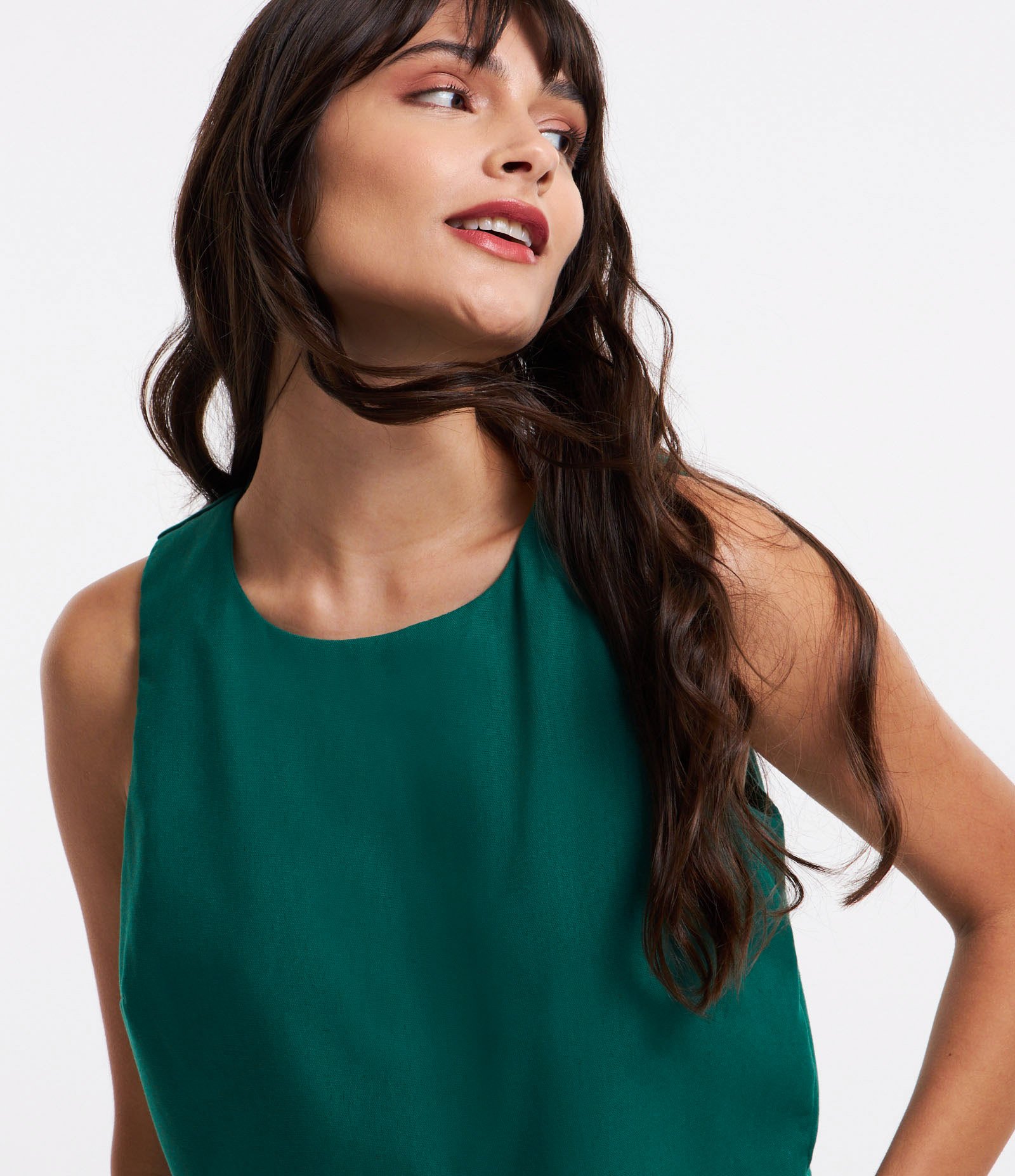 Blusa Cropped sem Manga em Linho com Abertura Gota nas Costas Verde 3