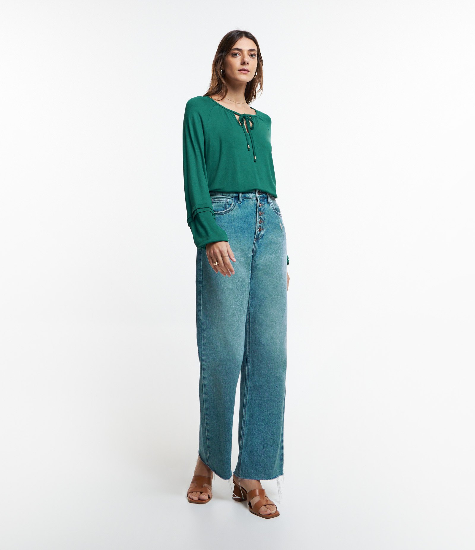 Blusa em Tricô Leve com Detalhe na Manga e Amarração na Gola Verde 2