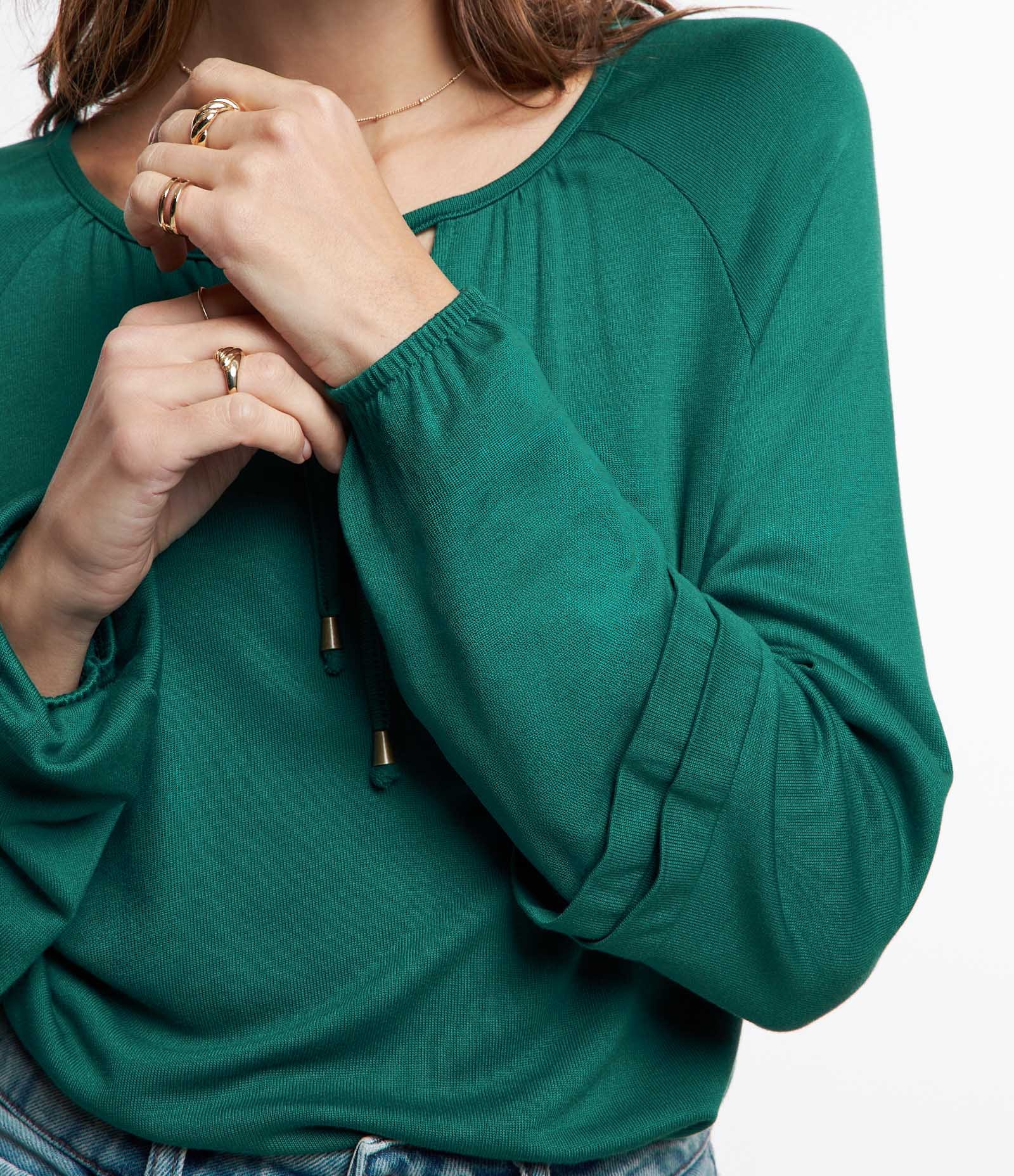Blusa em Tricô Leve com Detalhe na Manga e Amarração na Gola Verde 4