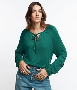 Blusa em Tricô Leve com Detalhe na Manga e Amarração na Gola