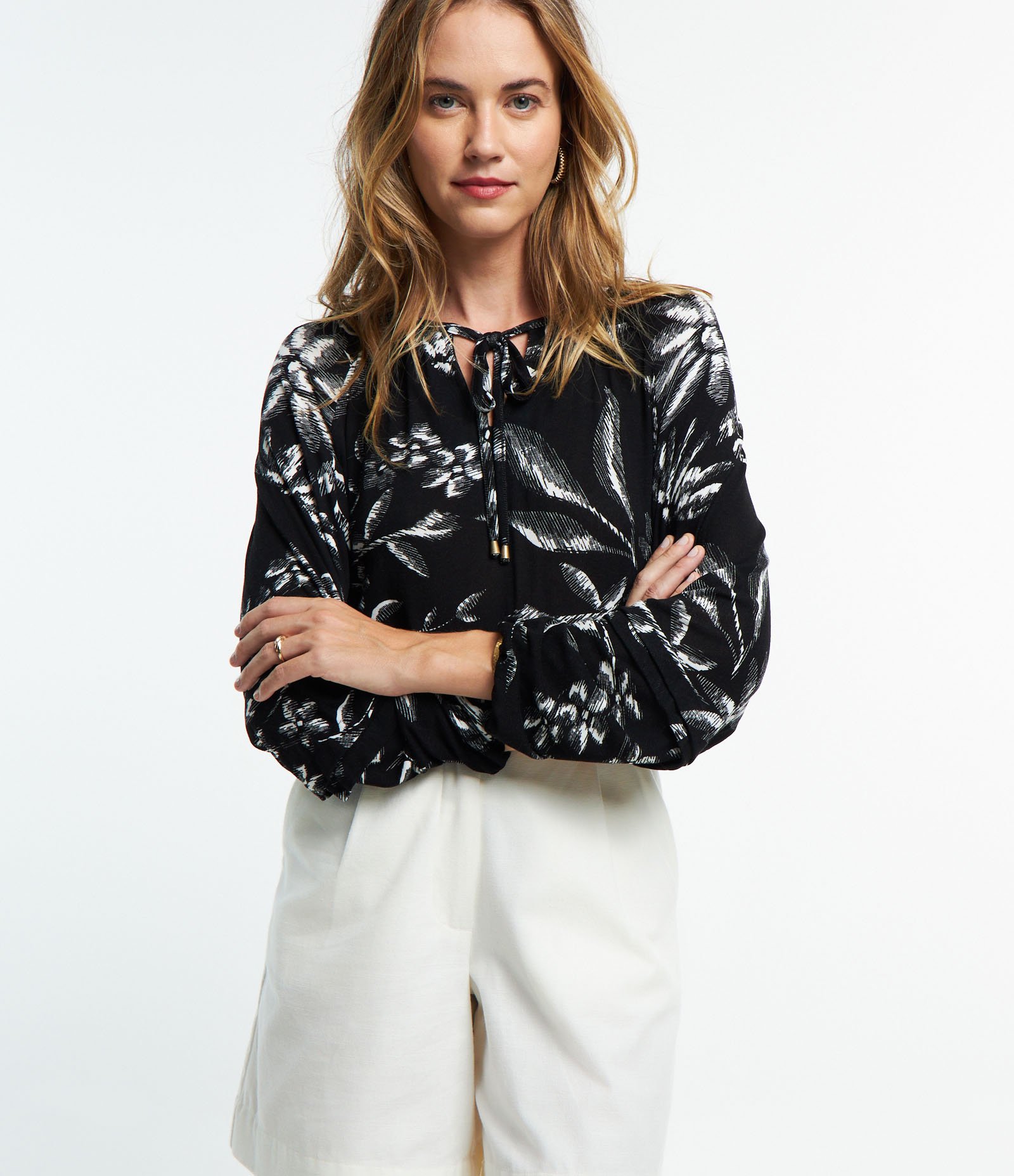 Blusa em Viscose com Amarração na Gola e Estampa Floral Preto 1