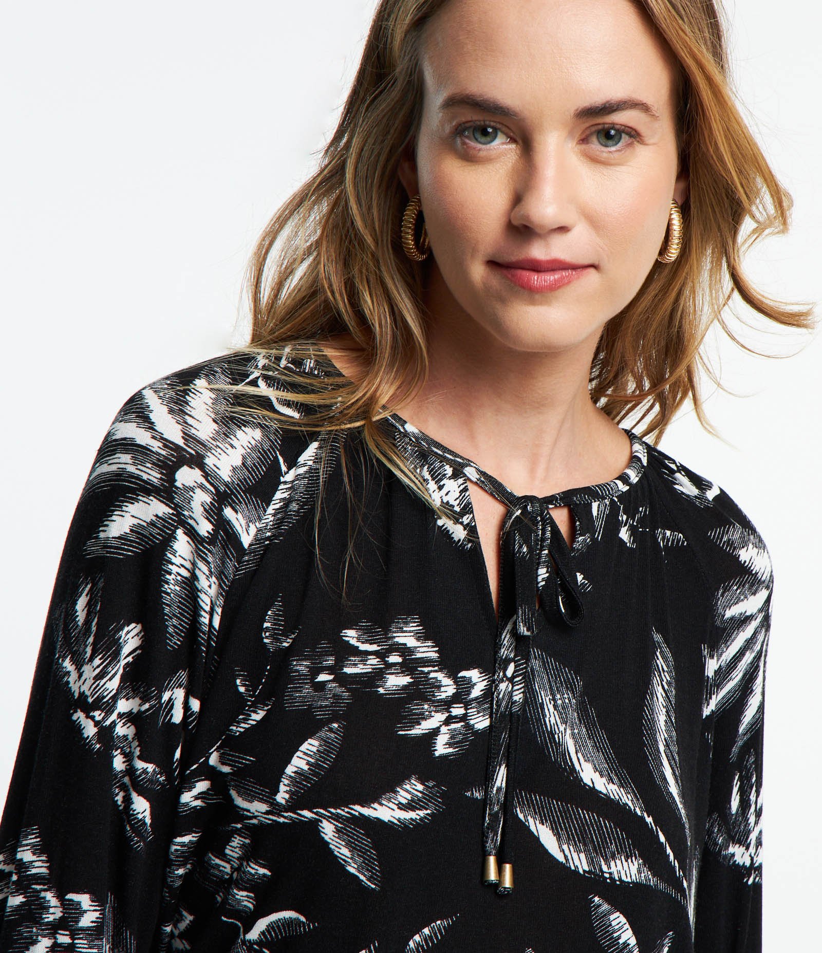 Blusa em Viscose com Amarração na Gola e Estampa Floral Preto 3