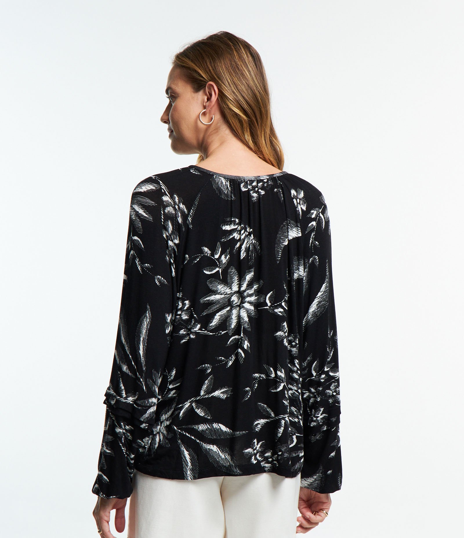 Blusa em Viscose com Amarração na Gola e Estampa Floral Preto 4