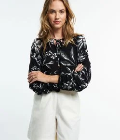 Blusa em Viscose com Amarração na Gola e Estampa Floral