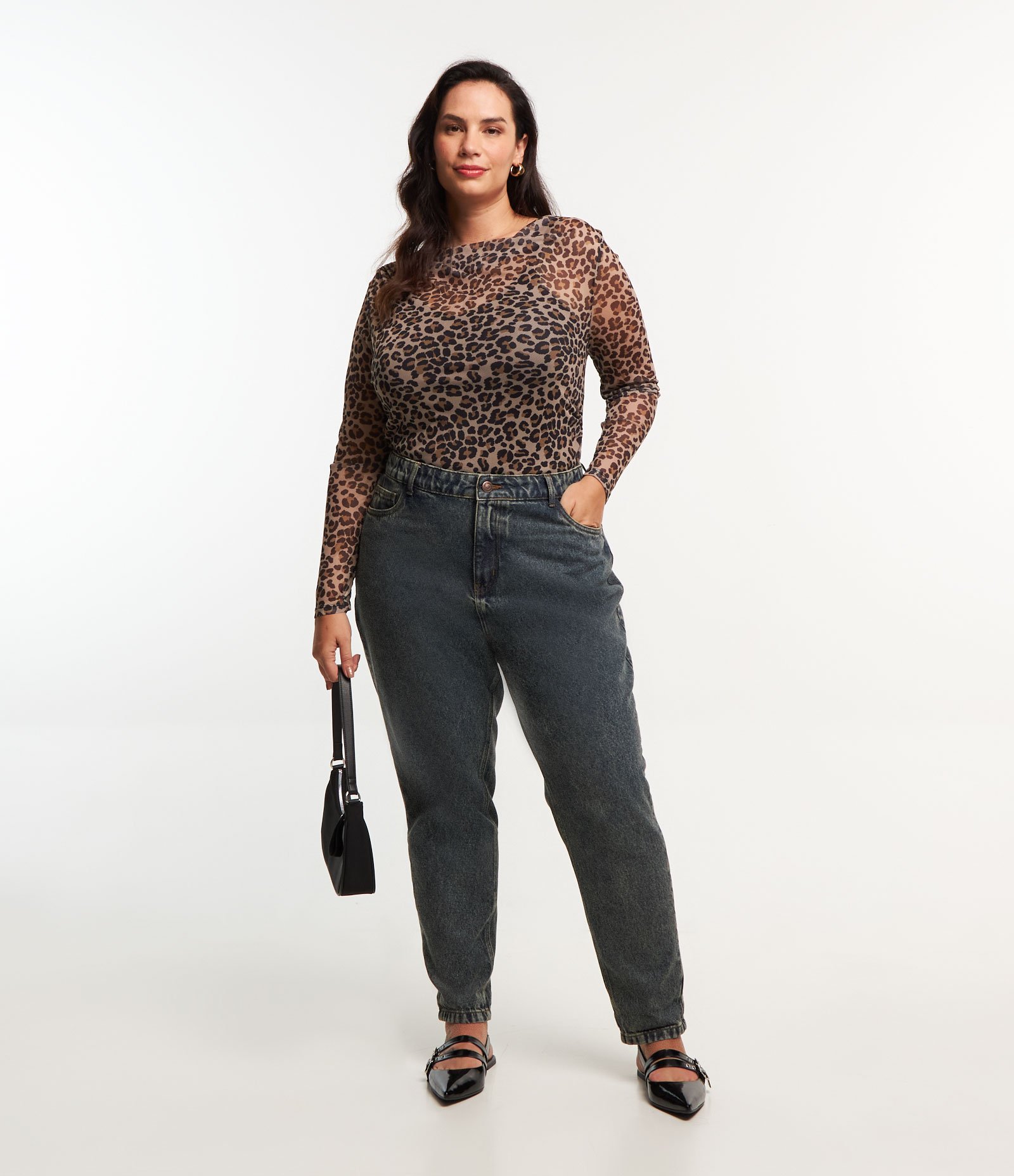 Calça Mom em Jeans Dirty Washed com Barra Dobrada Curve & Plus Size Azul Acinzentado 1