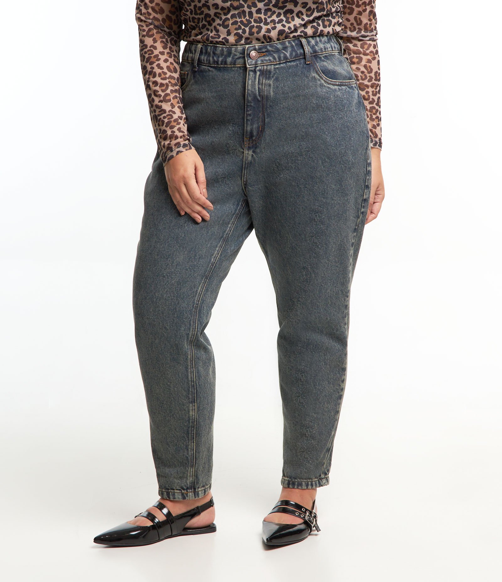 Calça Mom em Jeans Dirty Washed com Barra Dobrada Curve & Plus Size Azul Acinzentado 2