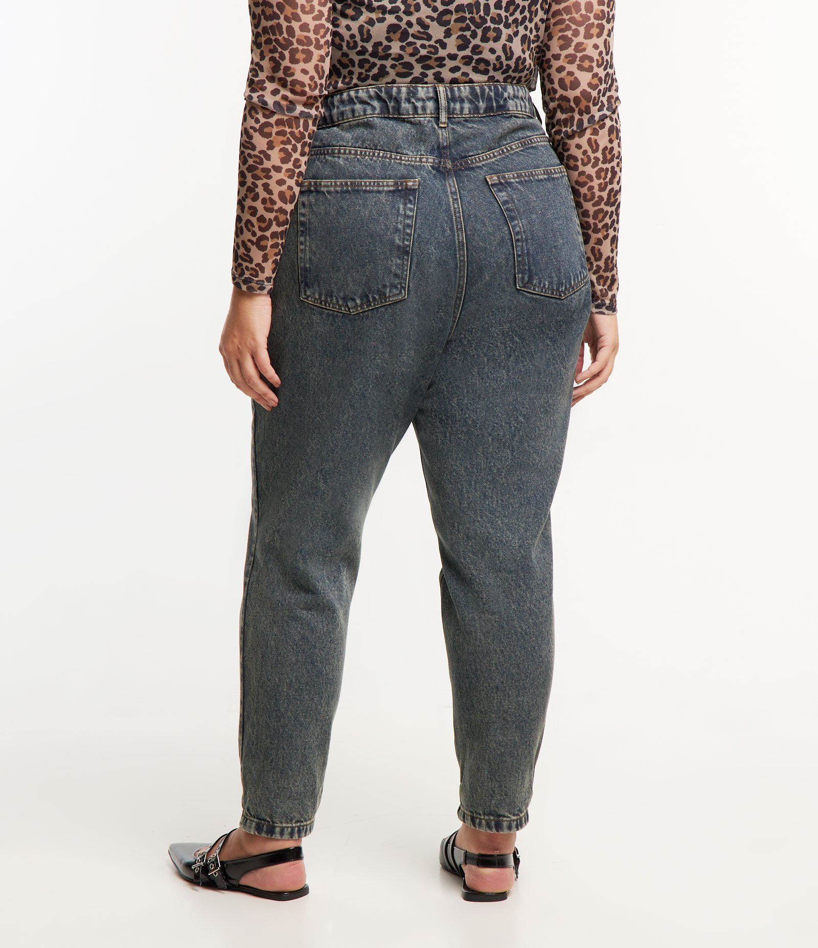Calça Mom em Jeans Dirty Washed com Barra Dobrada Curve & Plus Size Azul Acinzentado 3