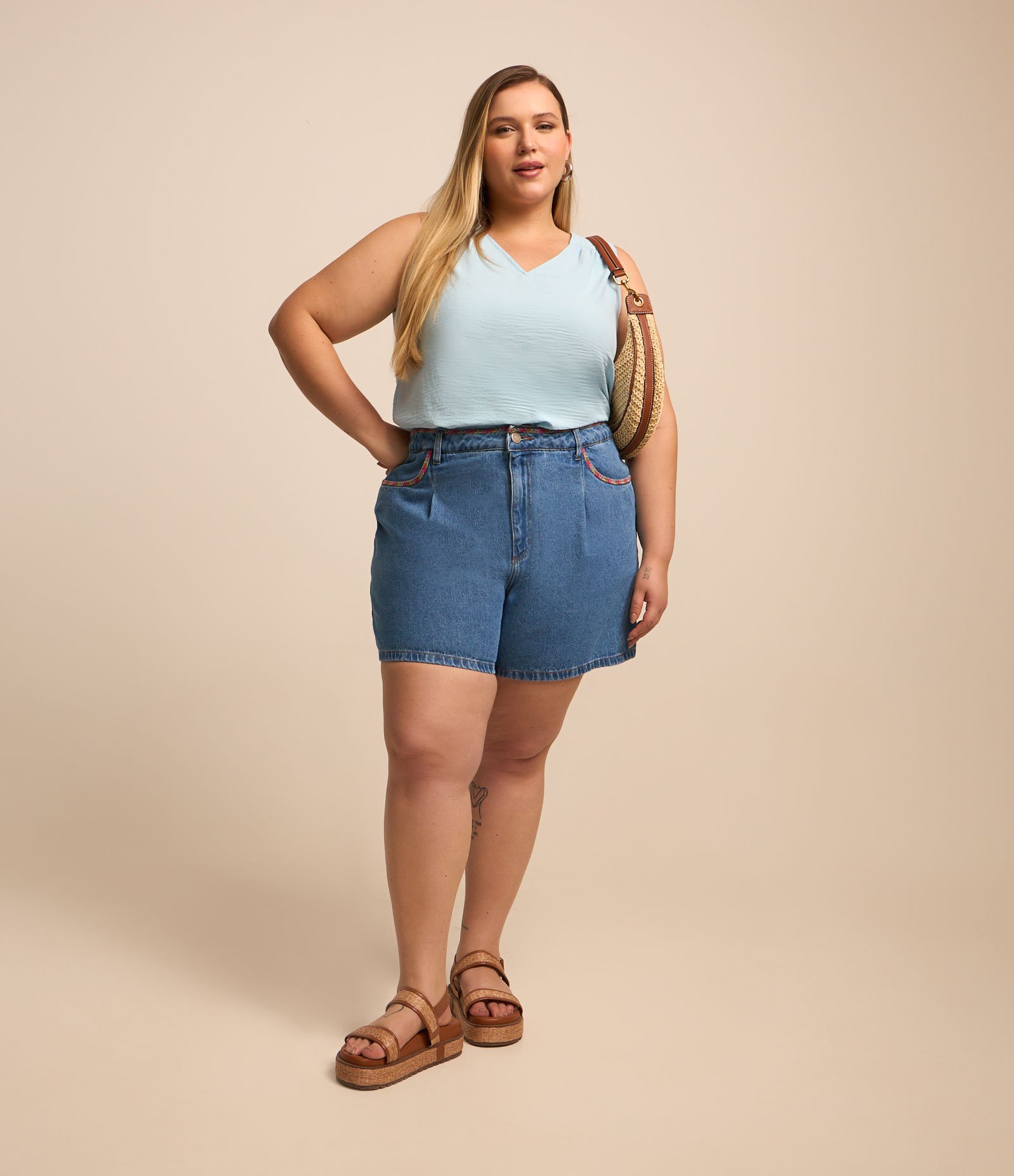 Blusa sem Manga com Decote V e Texturas Curve & Plus Size Azul 2