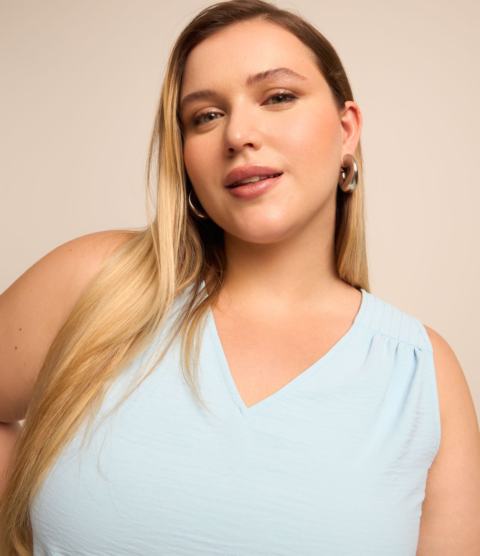 Blusa sem Manga com Decote V e Texturas Curve & Plus Size Azul 4
