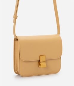Bolsa Transversal Pequena com Tampa e Detalhe no Fechamento