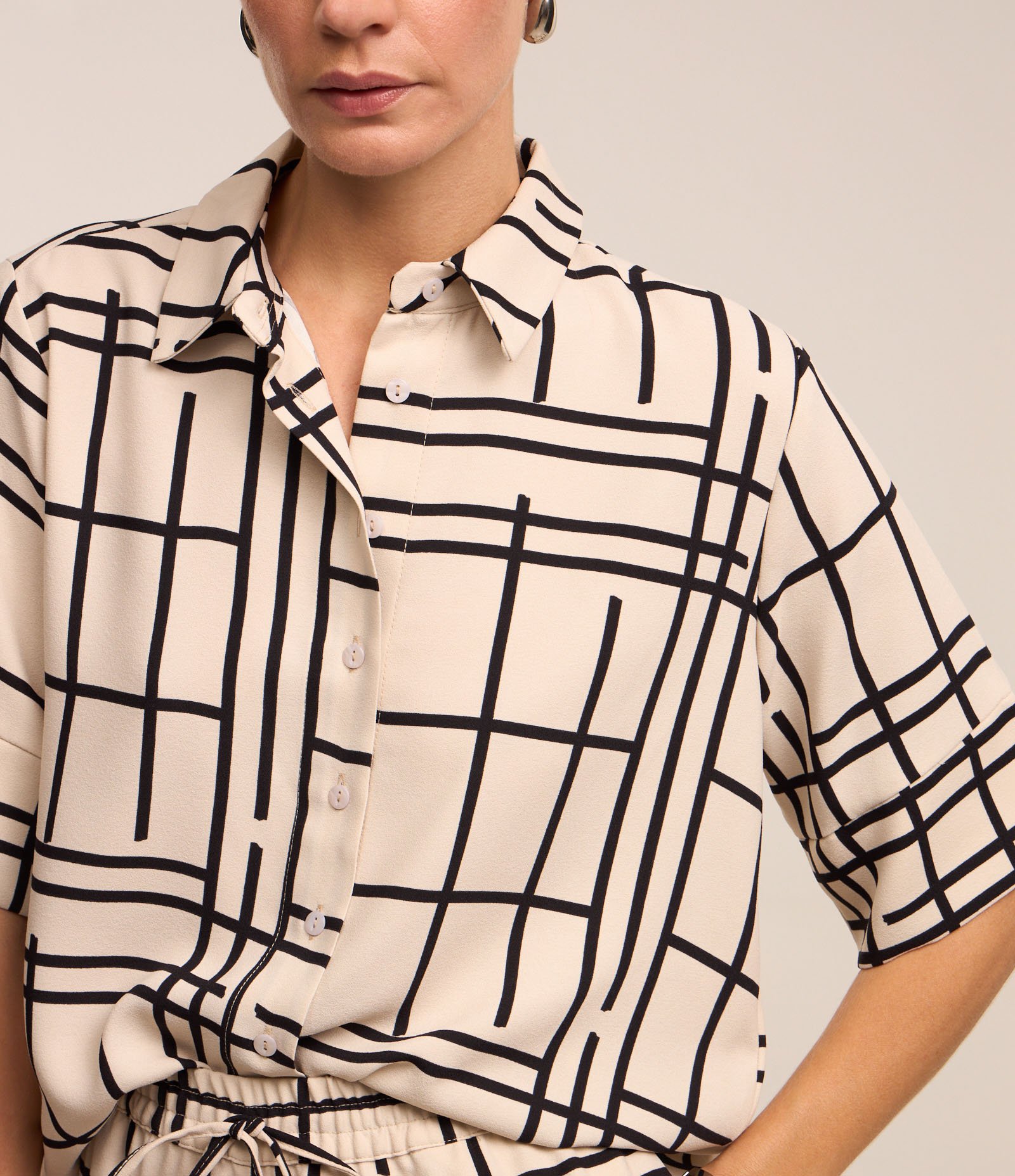 Camisa em Crepe com Abotoamento e Estampa Grid Off White 1
