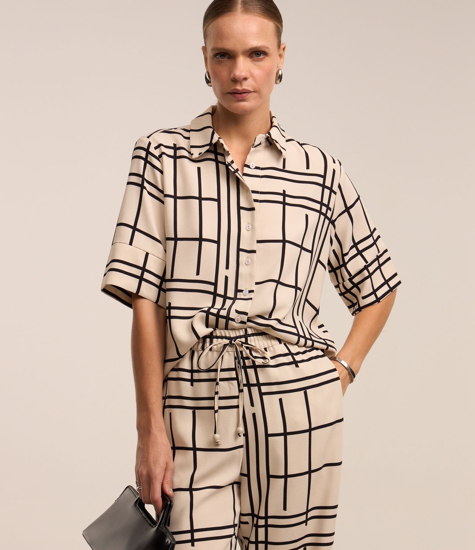 Camisa em Crepe com Abotoamento e Estampa Grid Off White 2