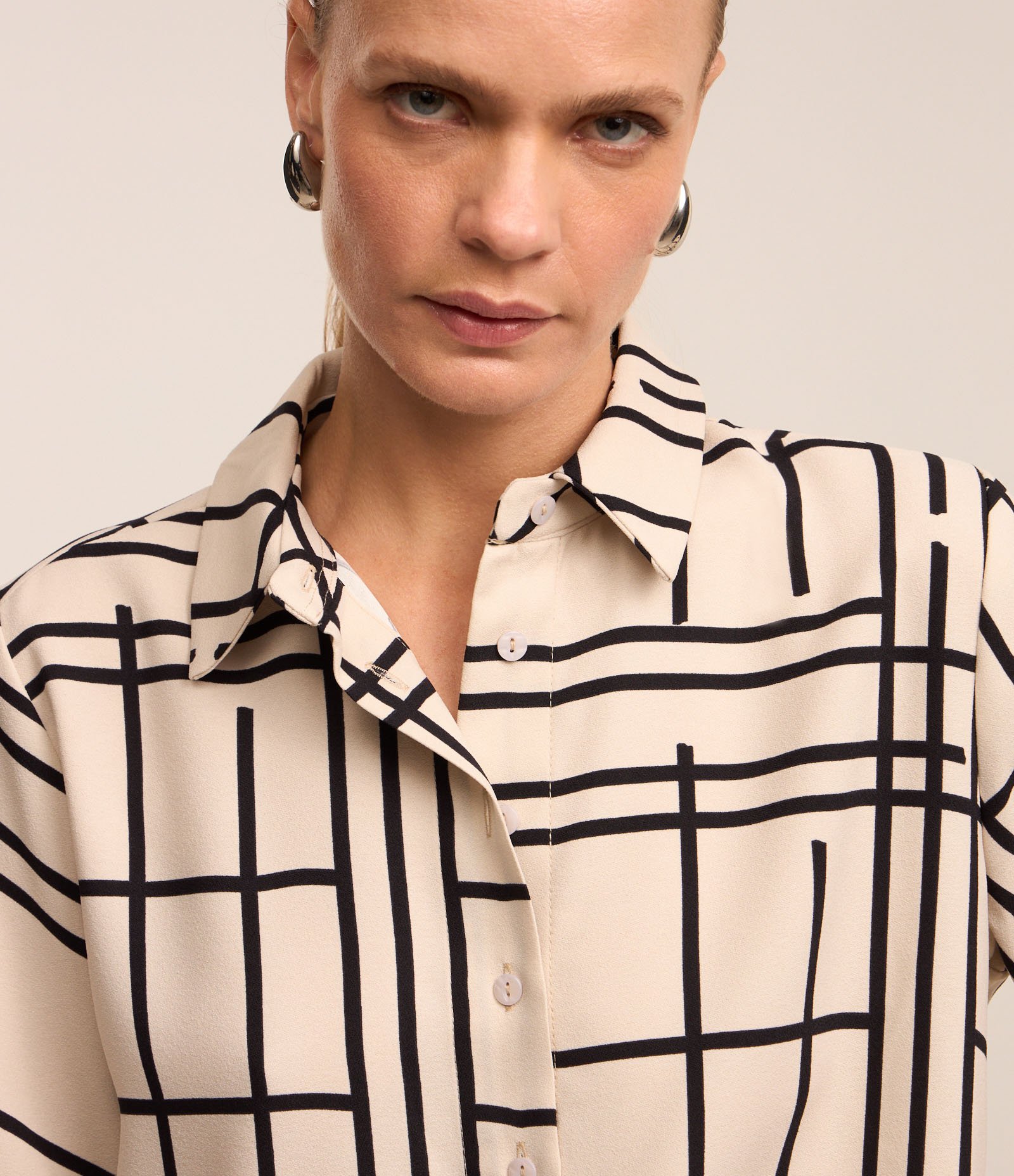 Camisa em Crepe com Abotoamento e Estampa Grid Off White 4