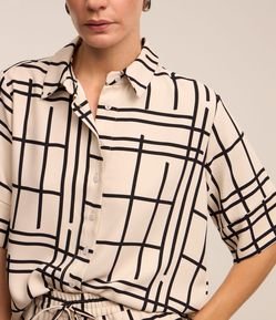 Camisa em Crepe com Abotoamento e Estampa Grid
