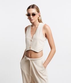 Colete Cropped Texturizado em Alfaiataria com Botões e Barra em V