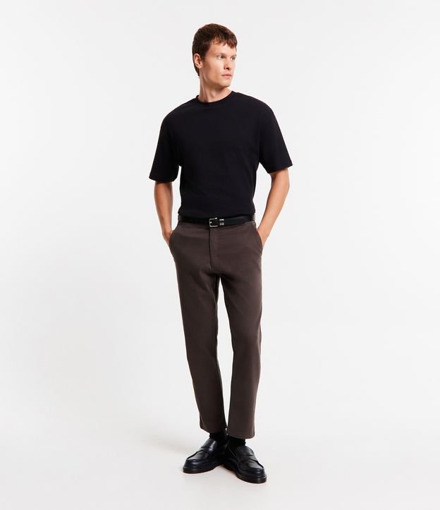 Calça Slim em Sarja com Bolsos