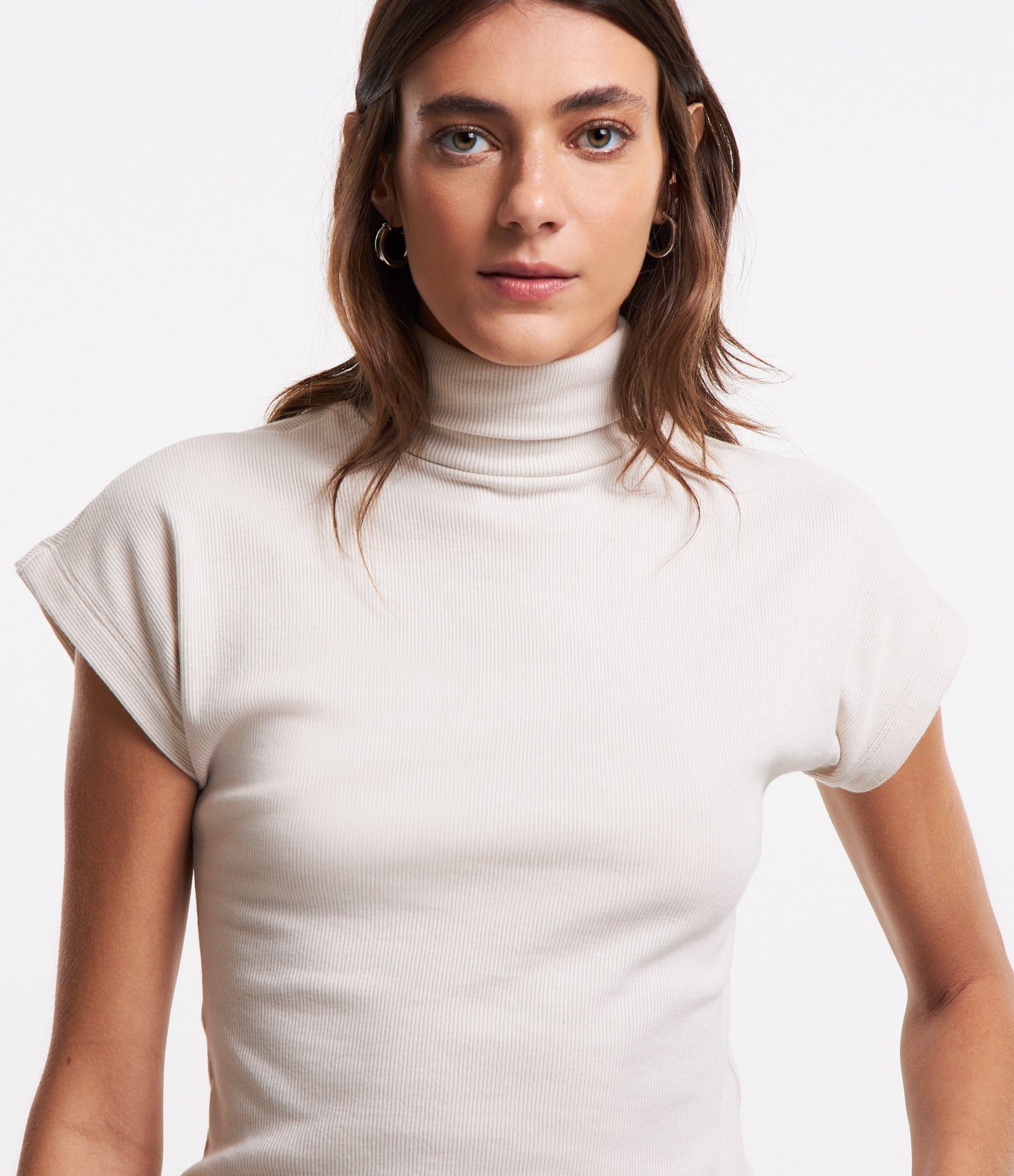 Blusa em Ribana com Gola Alta Bege 4