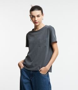 Blusa T-shirt em Algodão Lavada e com Bolsinho no Peito