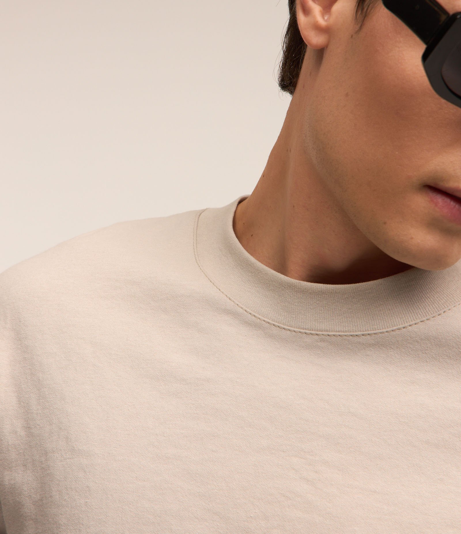 Camiseta Boxy em Suedine com Gola Larga Cinza 4