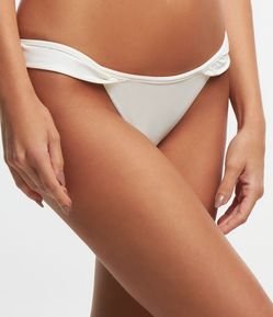 Biquíni Calcinha String com Detalhe de Babadinho