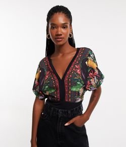 Blusa em Ribana com Mix de Estampa de Folhagens