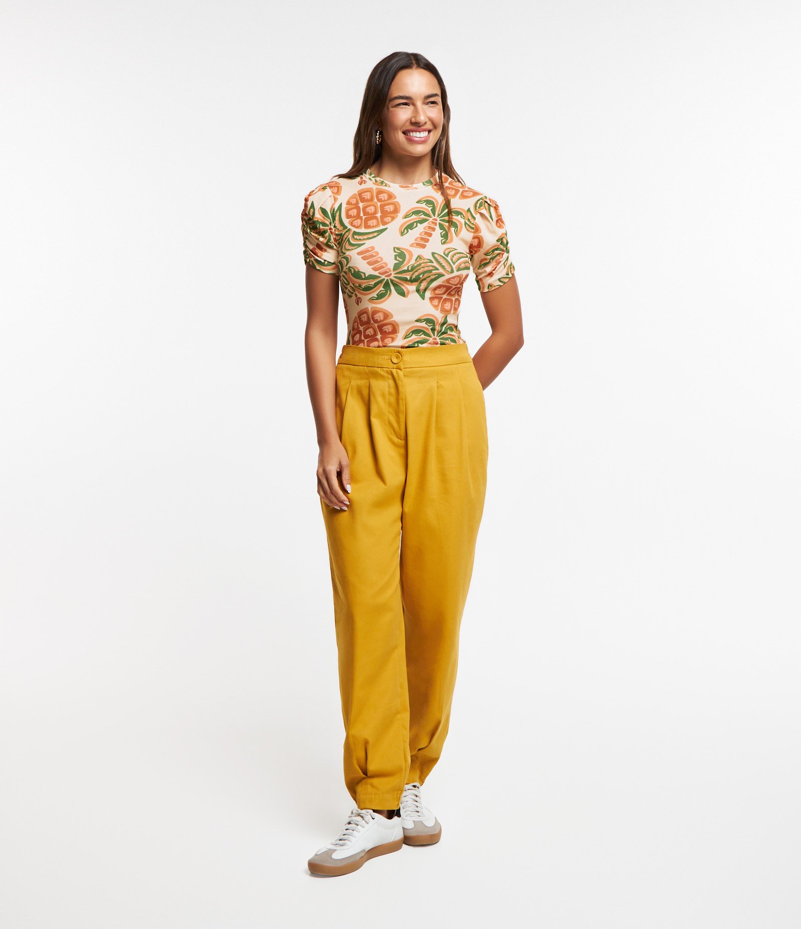 Blusa em Ribana com Manga Franzida e Estampa de Coqueiros Bege 2