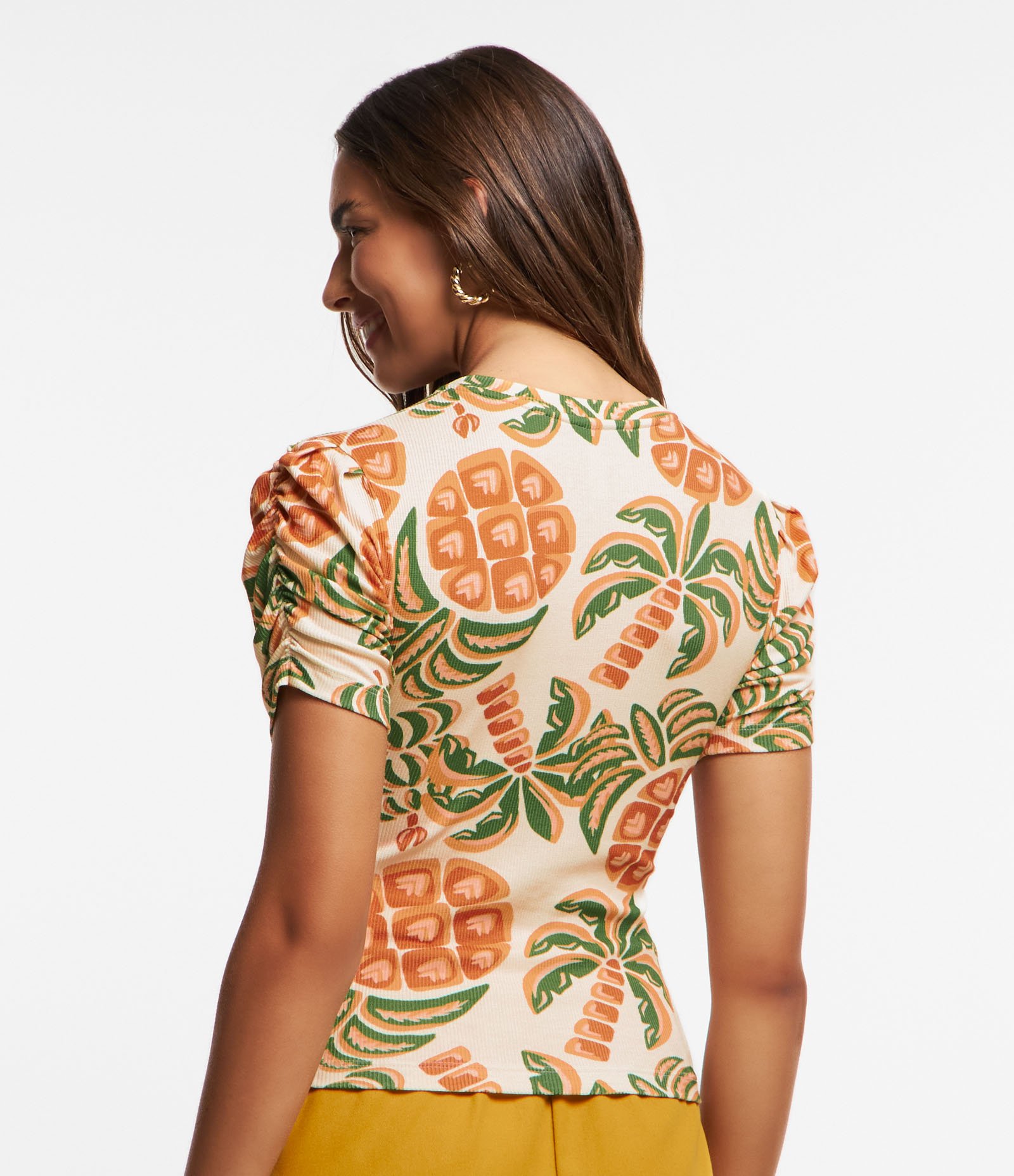 Blusa em Ribana com Manga Franzida e Estampa de Coqueiros Bege 3