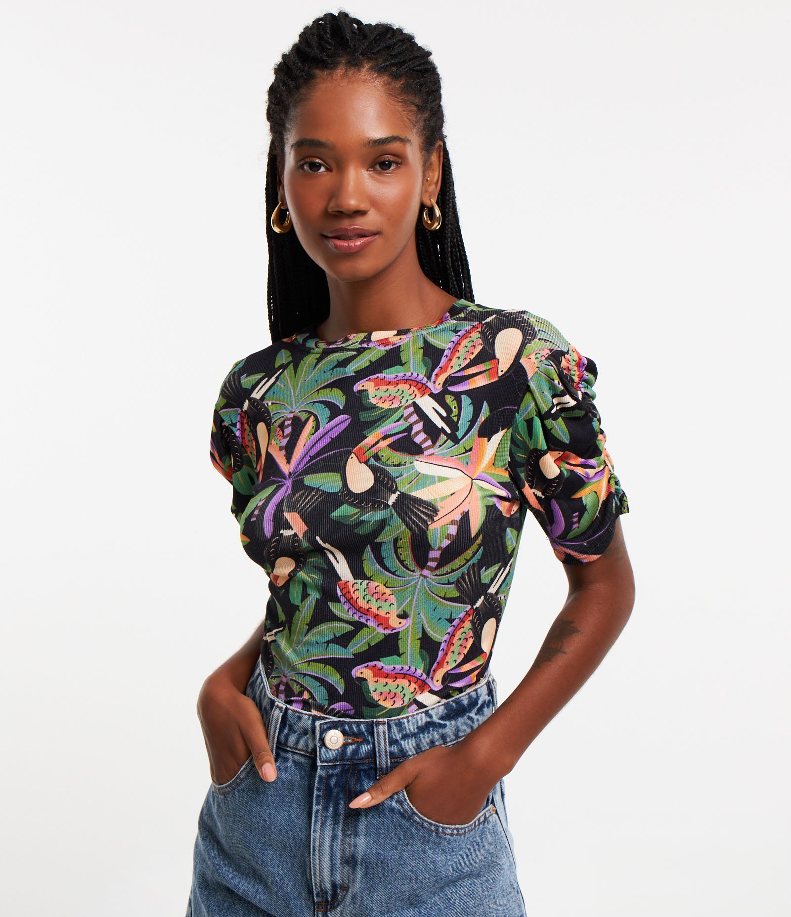 Blusa em Ribana com Manga Franzidinha e Estampa Tropical Preto 1