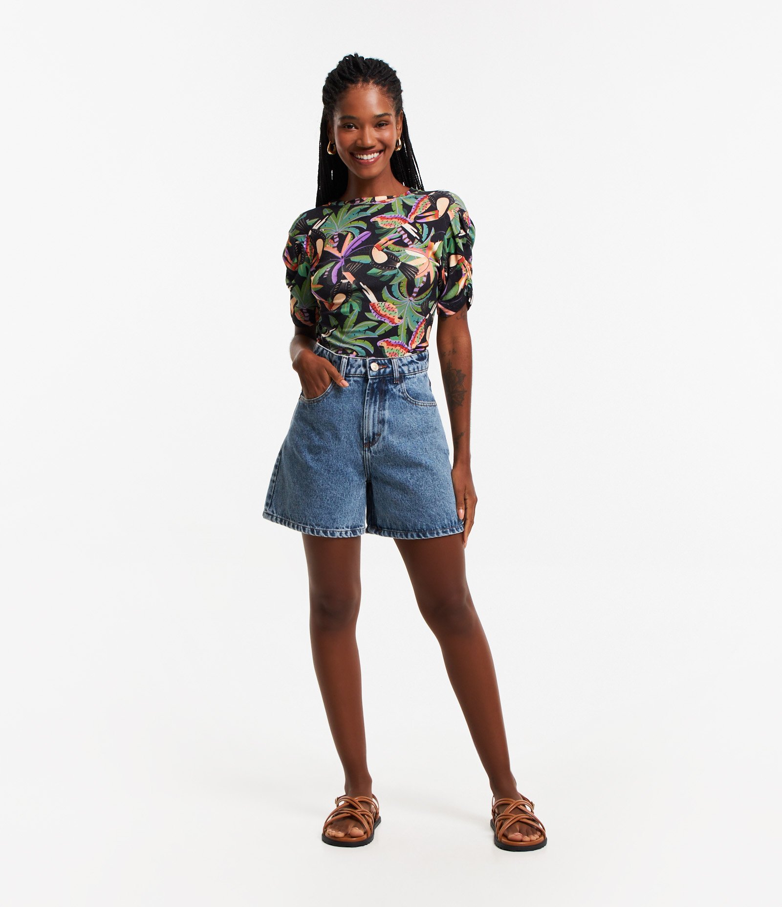 Blusa em Ribana com Manga Franzidinha e Estampa Tropical Preto 2
