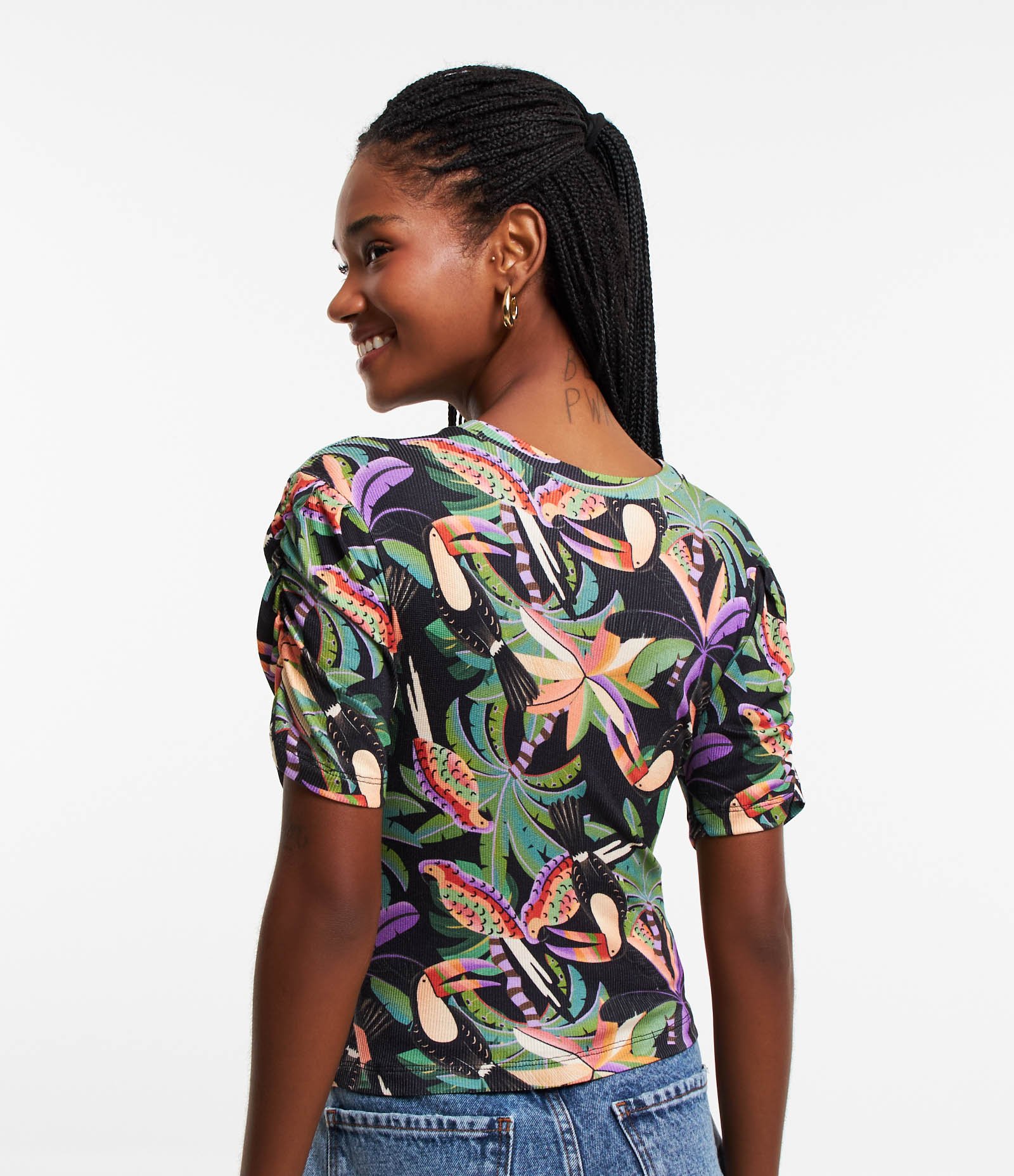 Blusa em Ribana com Manga Franzidinha e Estampa Tropical Preto 3