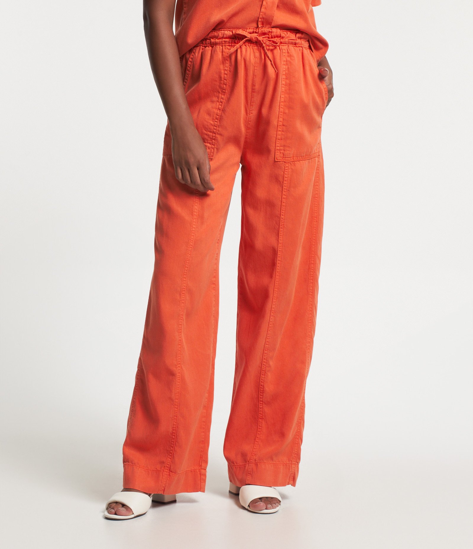 Calça Wide Leg em Sarja com Bolsos e Recortes Laranja 3