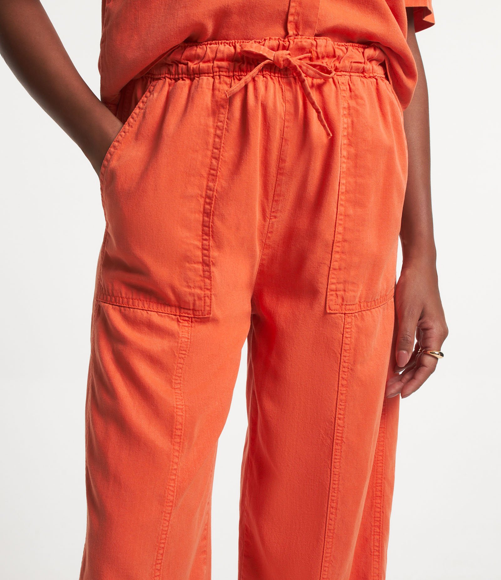 Calça Wide Leg em Sarja com Bolsos e Recortes Laranja 4