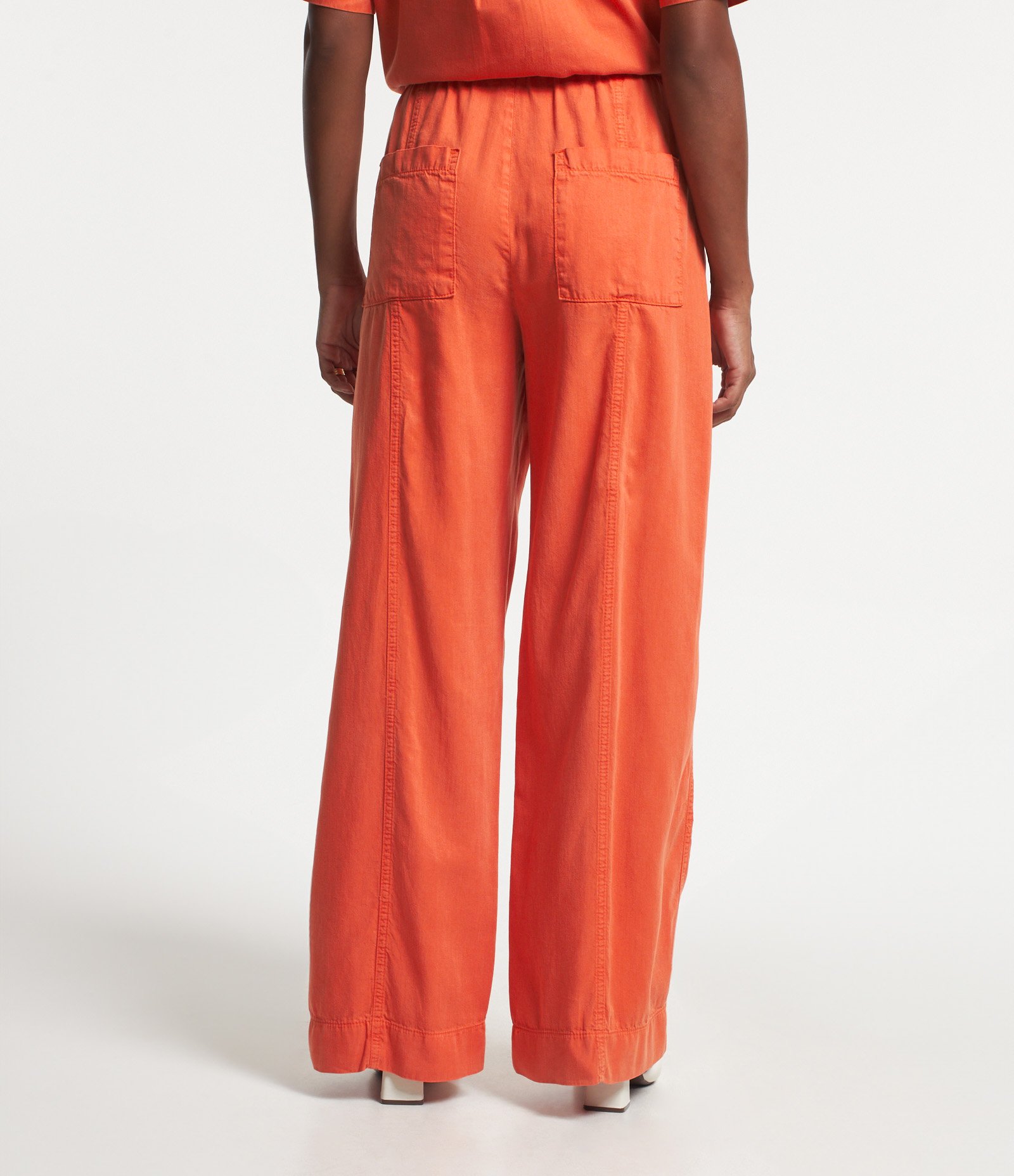 Calça Wide Leg em Sarja com Bolsos e Recortes Laranja 5