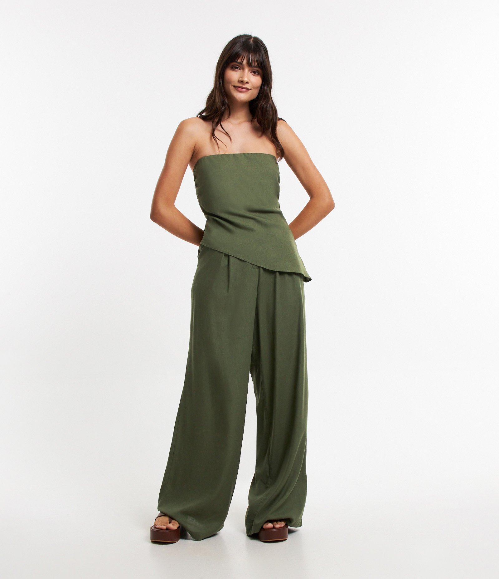 Calça Reta em Viscolinho com Pregas 1