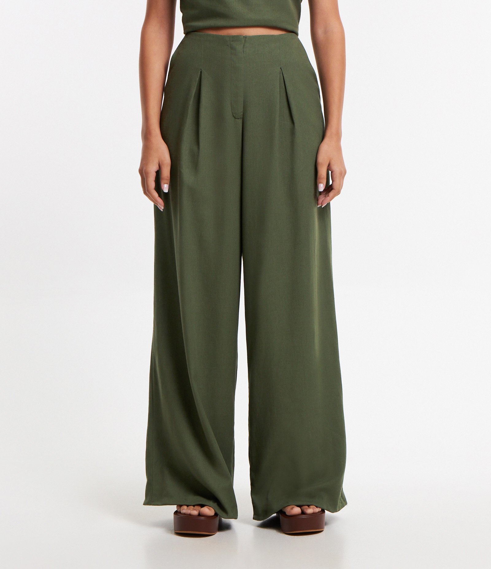 Calça Reta em Viscolinho com Pregas 2