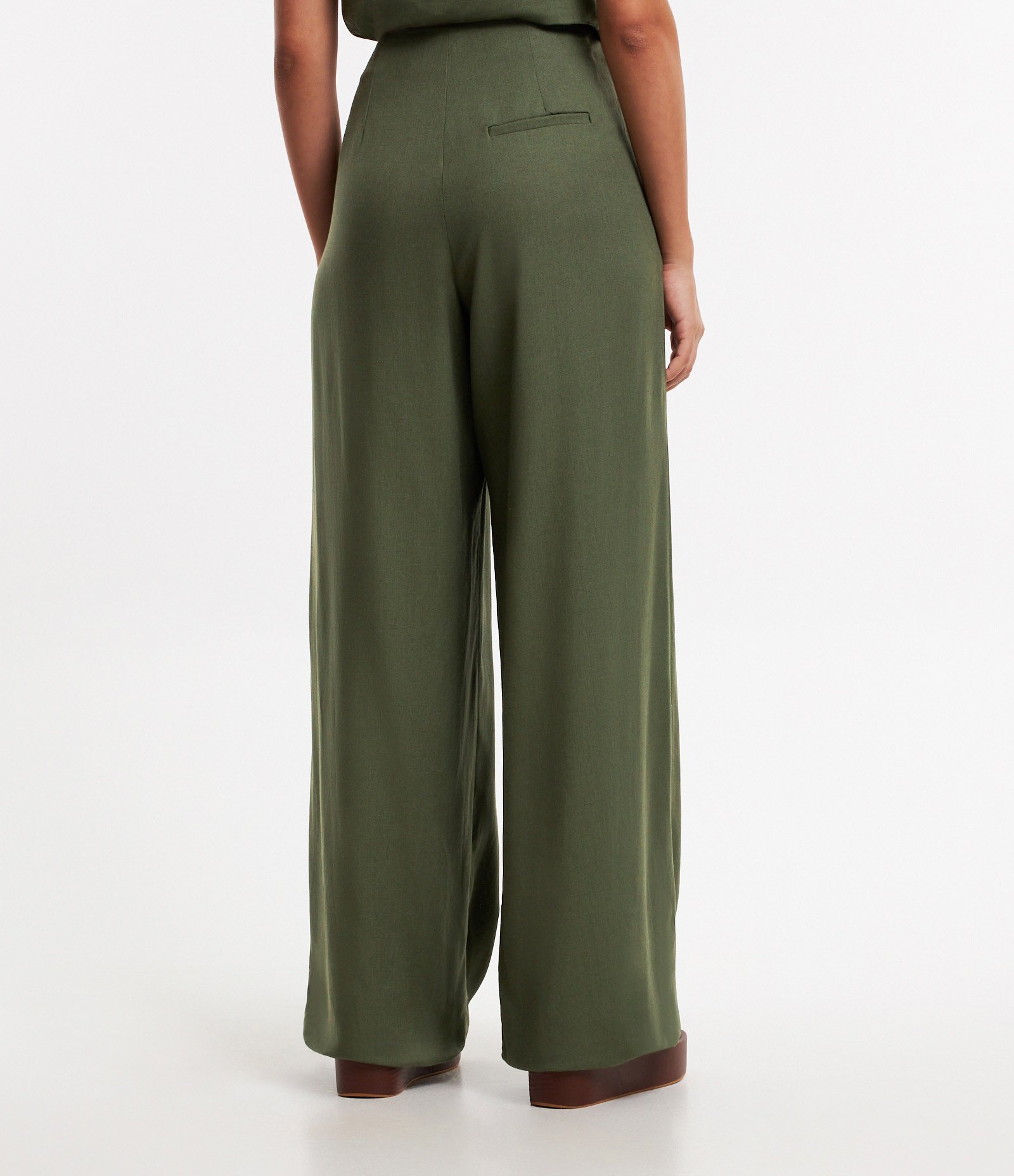 Calça Reta em Viscolinho com Pregas 4