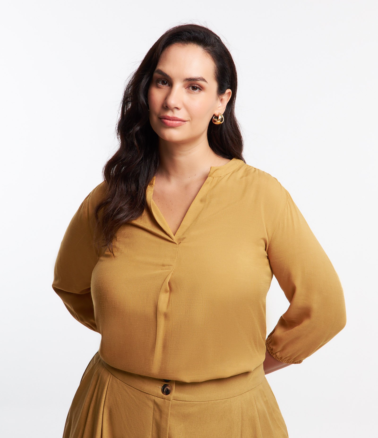 Blusa em Viscose com Meia Vista e Gola V Curve & Plus Size Amarelo 1