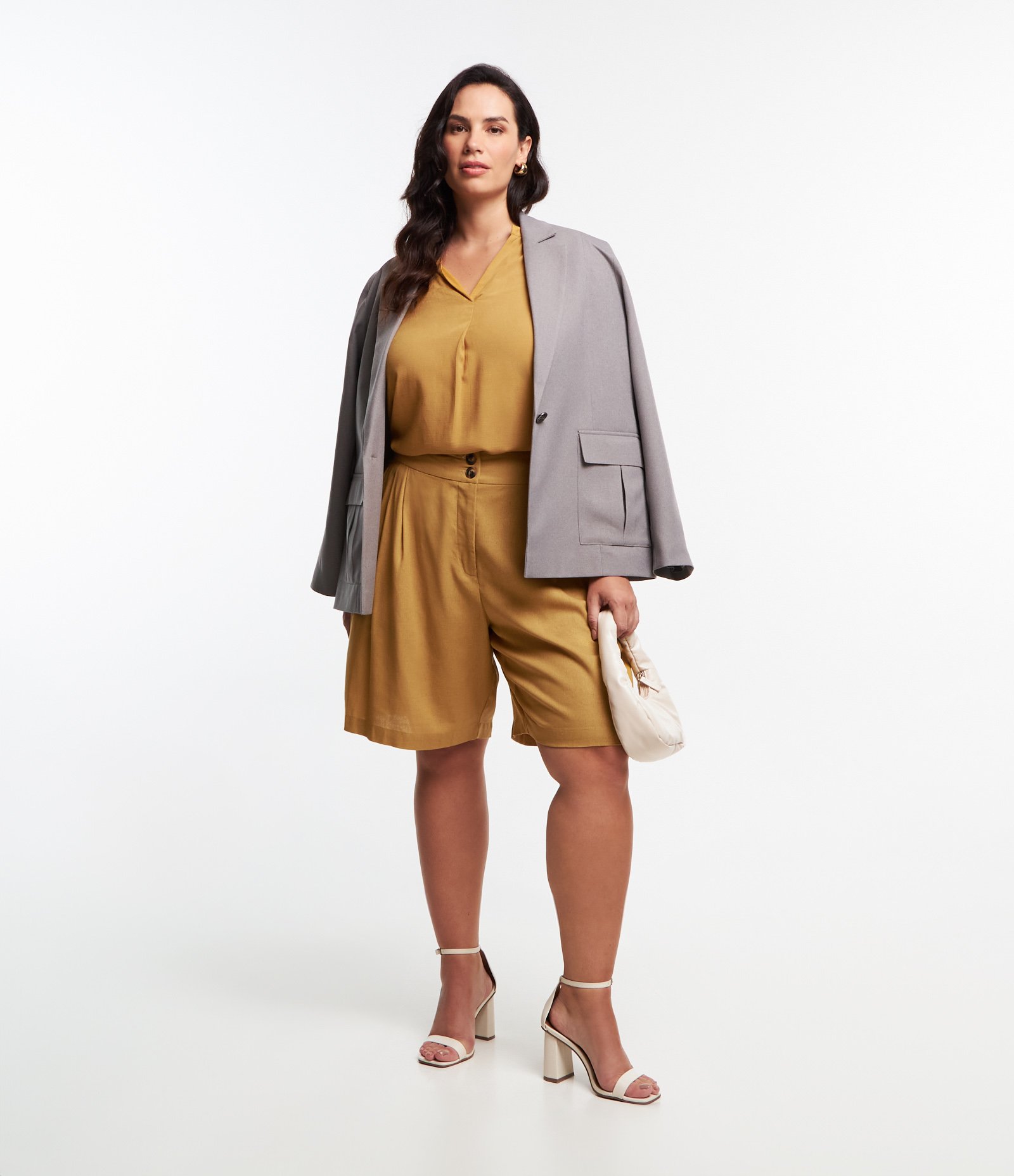 Blusa em Viscose com Meia Vista e Gola V Curve & Plus Size Amarelo 2