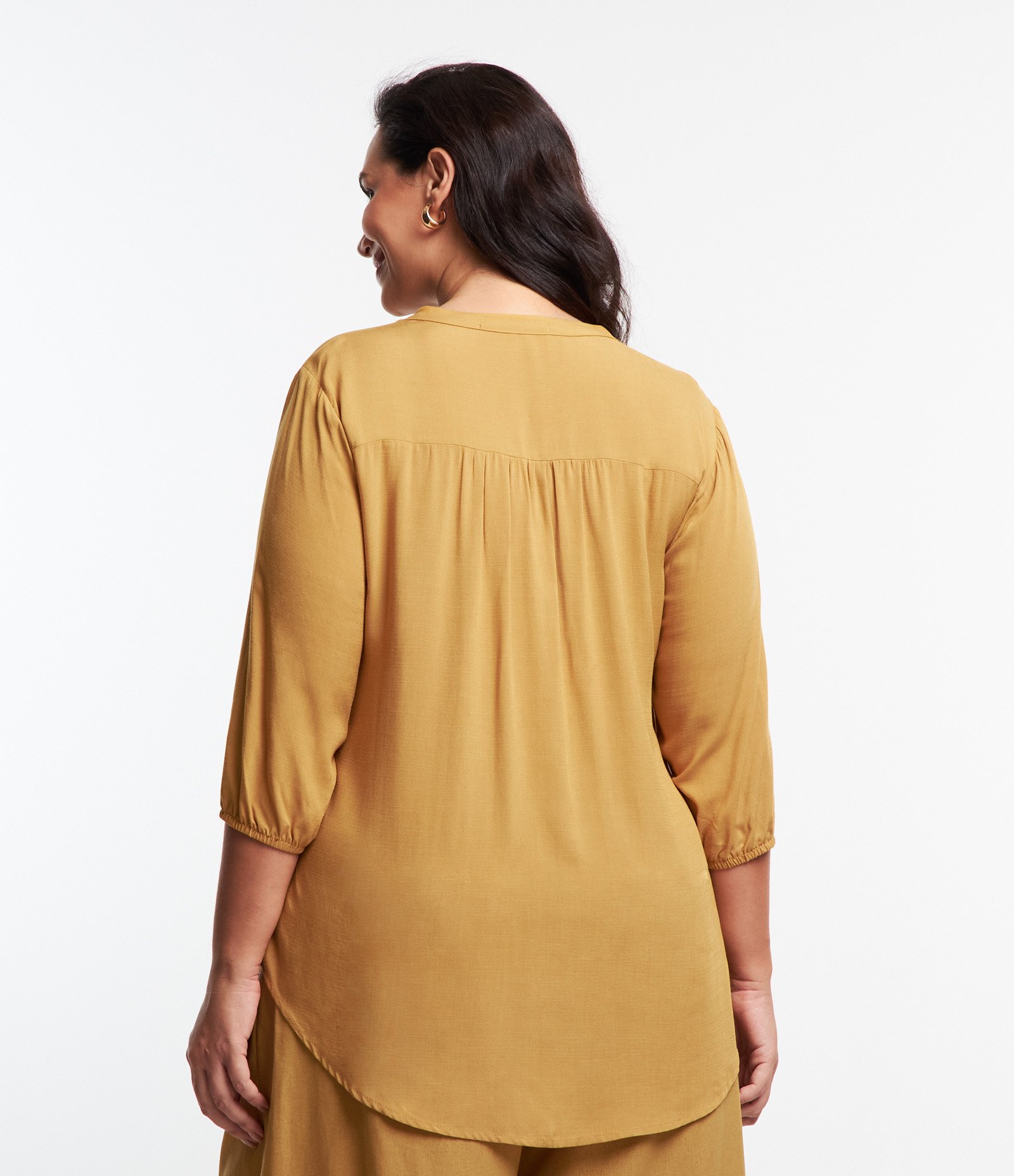 Blusa em Viscose com Meia Vista e Gola V Curve & Plus Size Amarelo 3