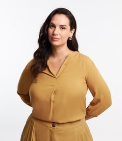 Blusa em Viscose com Meia Vista e Gola V Curve & Plus Size