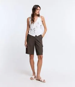 Bermuda Alongada em Viscolinho com Bolso Lateral