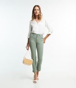Calça Reta Cropped em Sarja com Bolsos