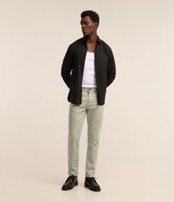 Calça Slim Cropped em Sarja com Bolsos