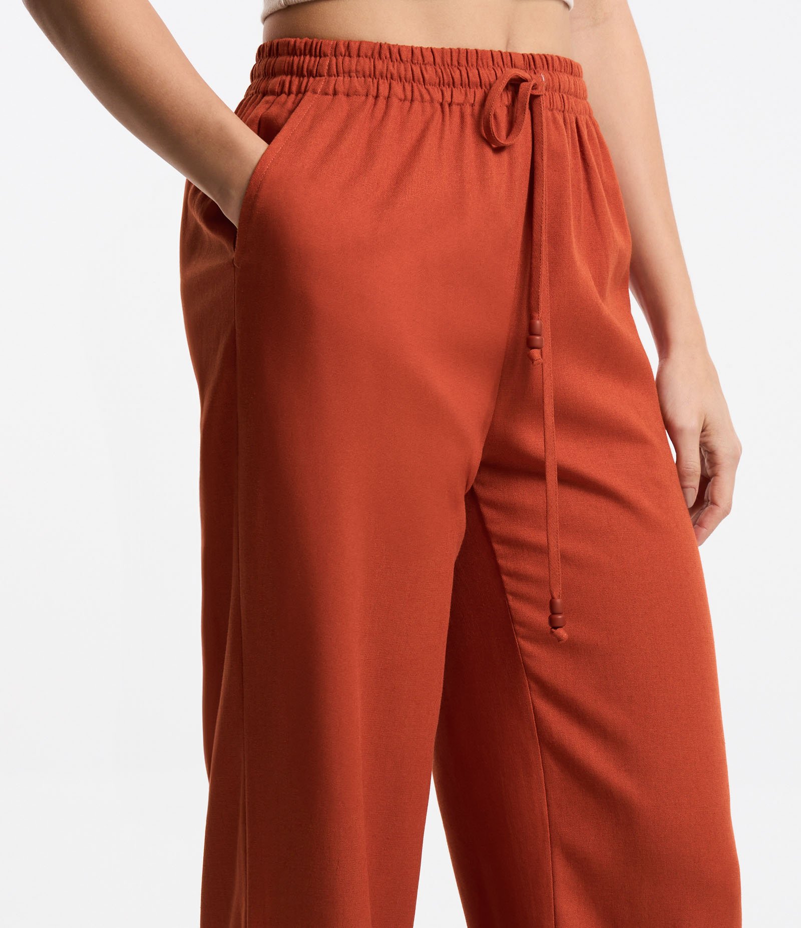 Calça Reta em Viscose com Linho e Amarração no Cós Marrom 4