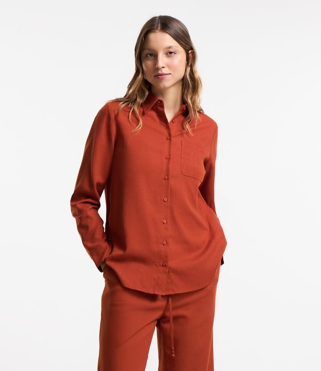 Camisa Alongada em Viscolinho com Bolsinho Frontal