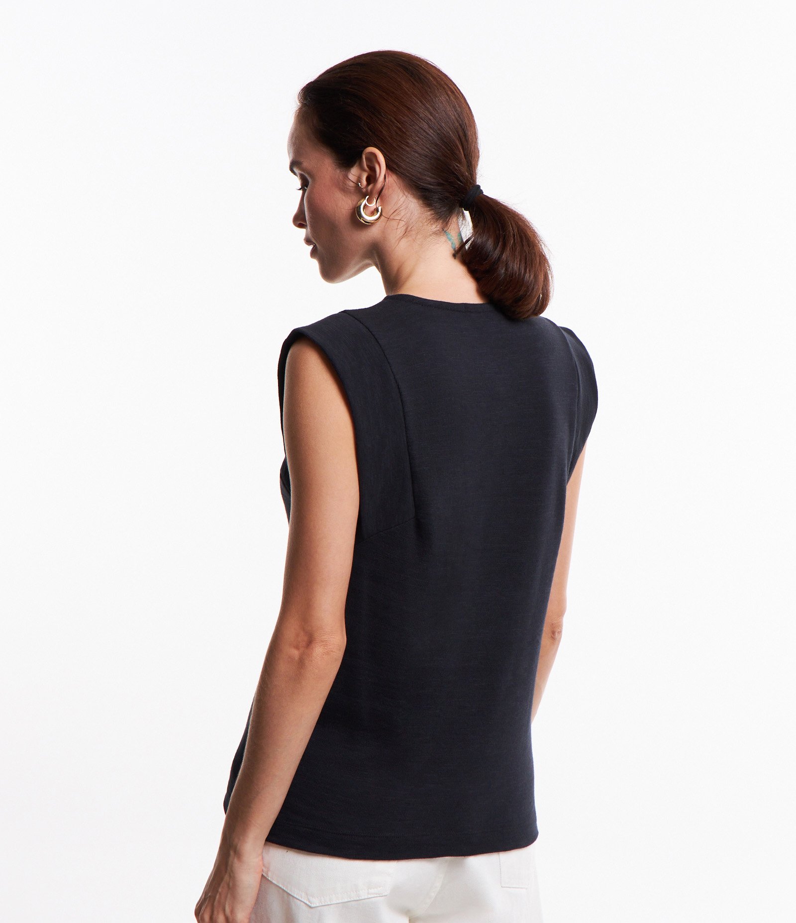 Blusa Muscle Tee com Ombros Largos e Superfície Texturizada Preto 4