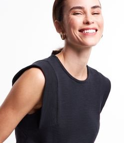 Blusa Muscle Tee com Ombros Largos e Superfície Texturizada