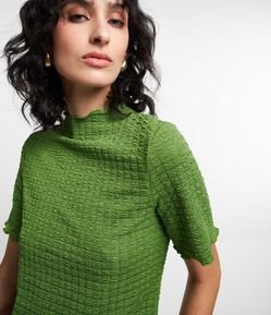 Blusa com Golinha e Textura Quadriculada