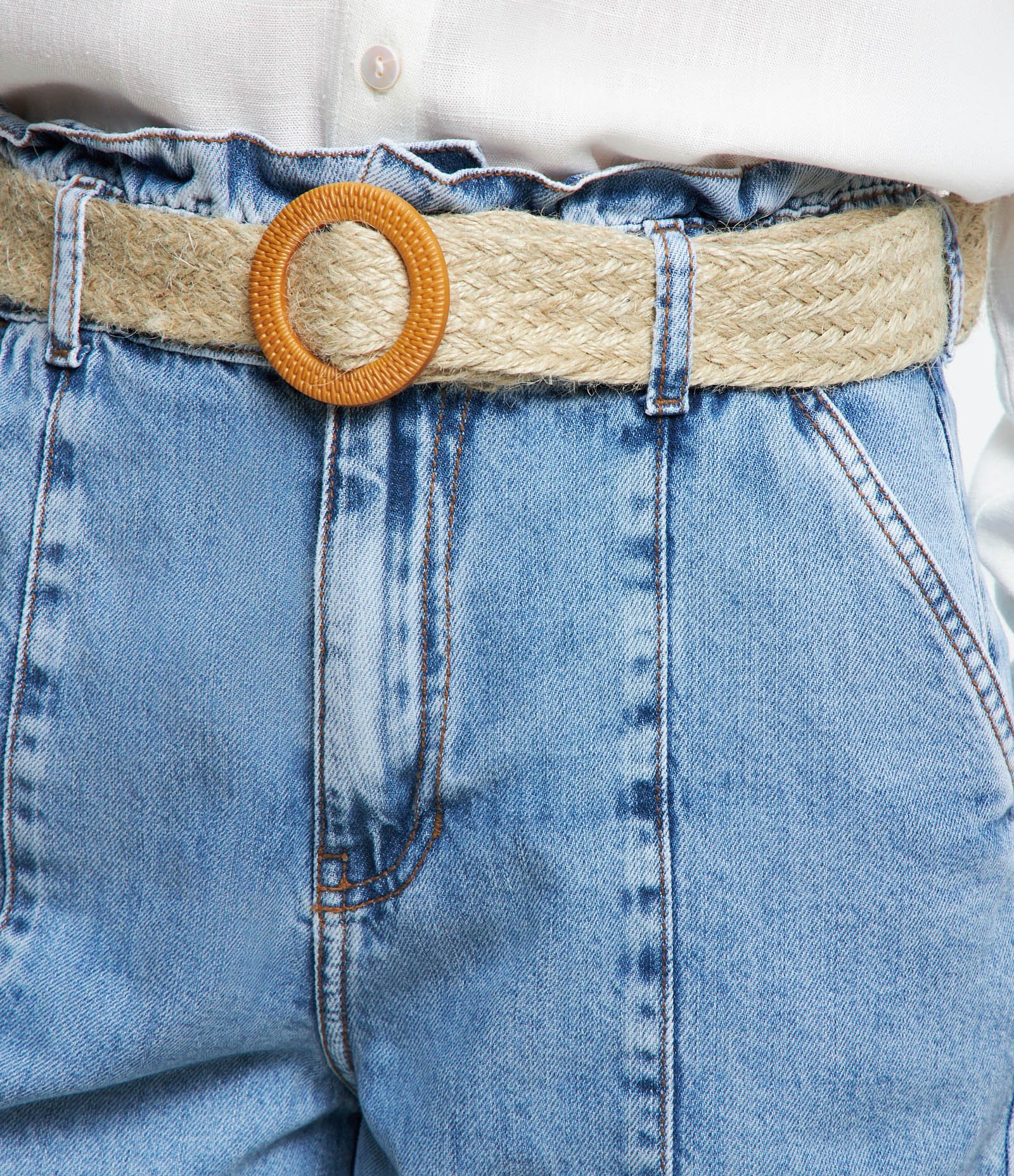 Bermuda em Jeans com Cinto de Palha com Fivela Redonda Azul 4